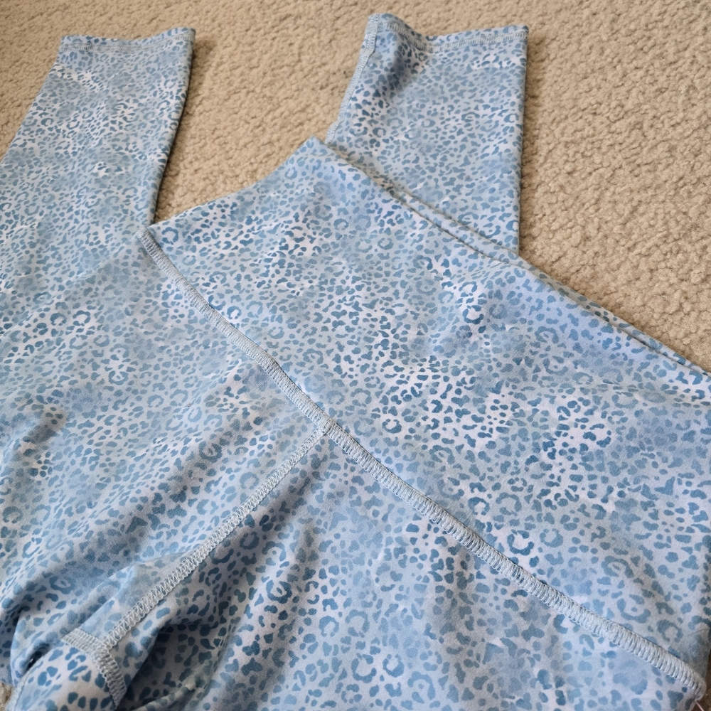 High-Waist Capris in Light Blue Leopard Print